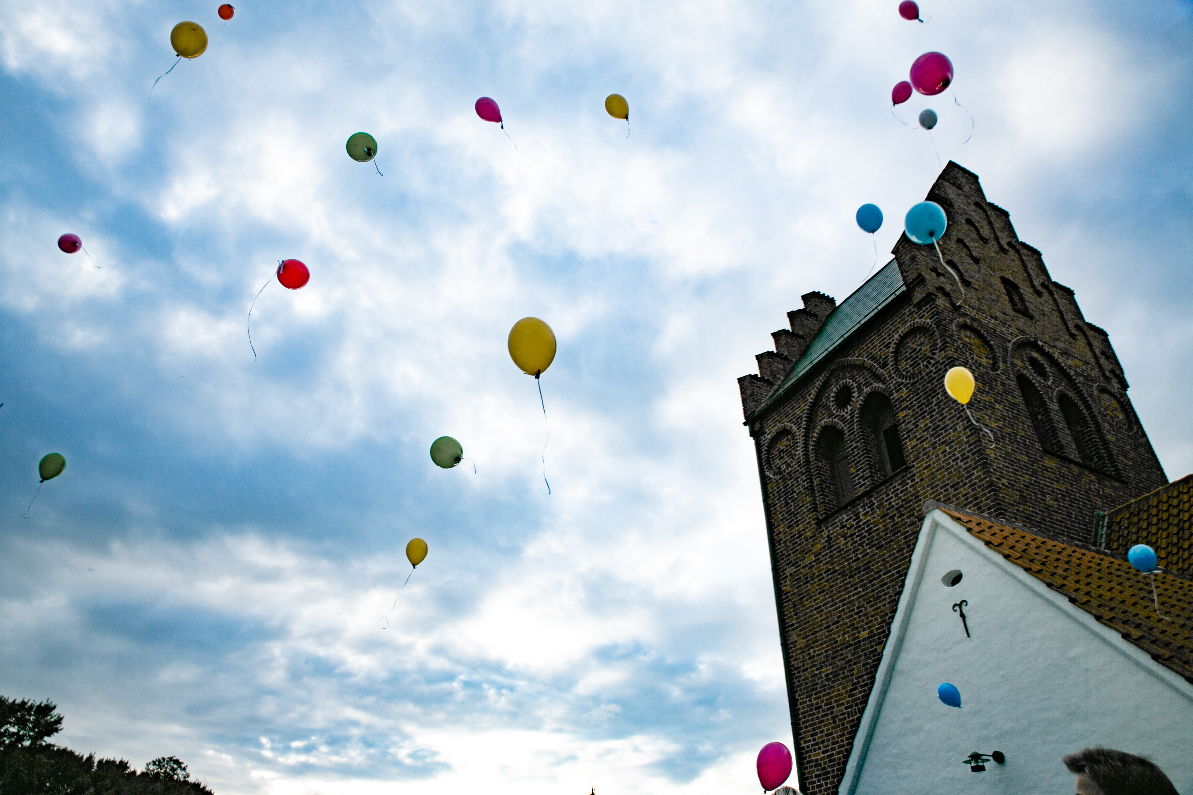 Balloner over Brøndbyøster Kirke